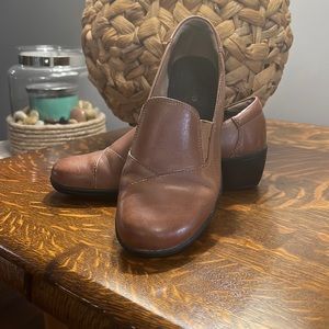 Clarks bendables tan leather loader 1.5 inch heel
